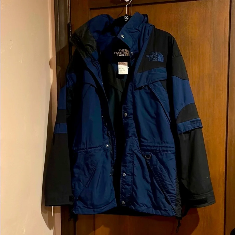 The North Face Blue and Black Ski Jacket Weather-Resistant men’s small  Bin#11A